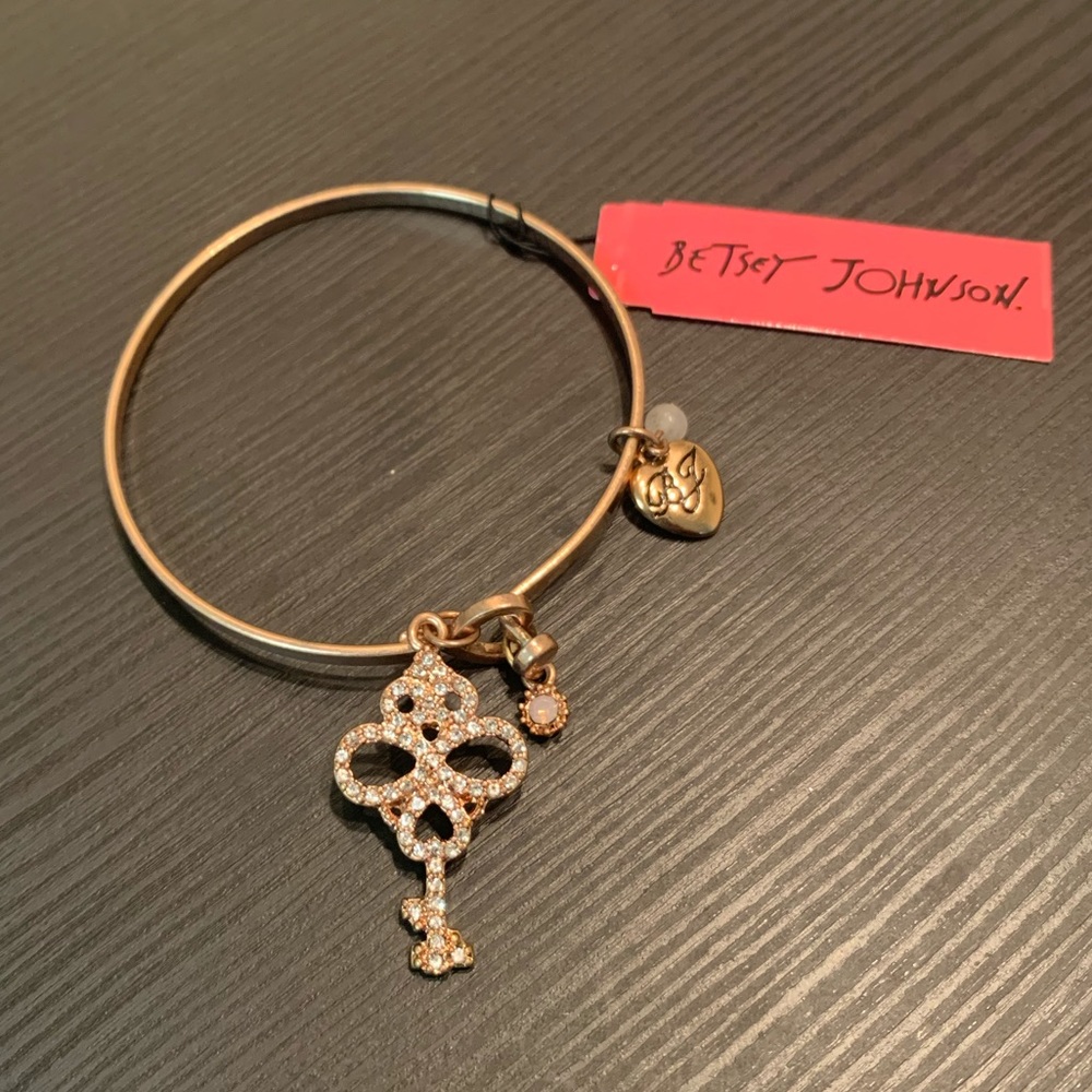 NWT Betsey Johnson Key/Charm Bracelet
